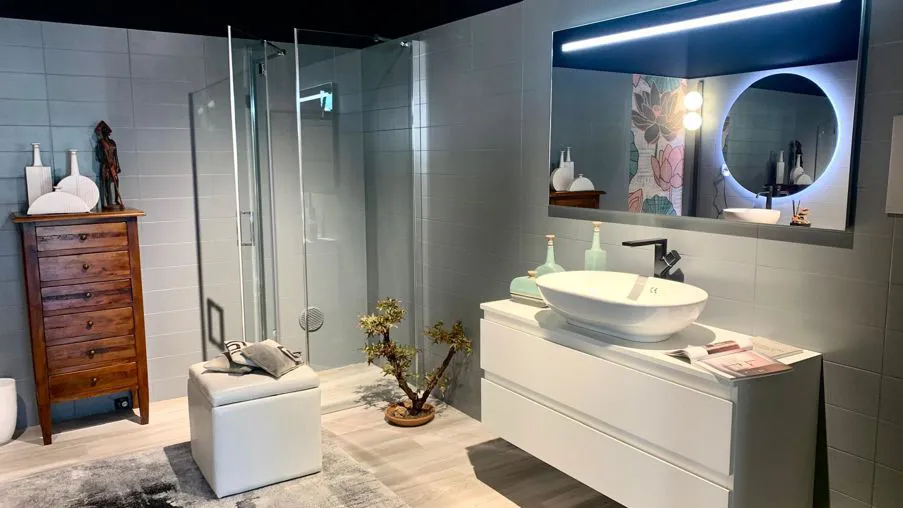 Progettazione completa di un bagno moderno con note zen