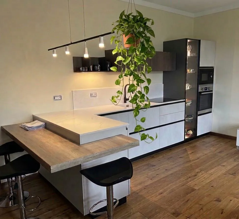 Cucina d'ispirazione industrial con banco snack