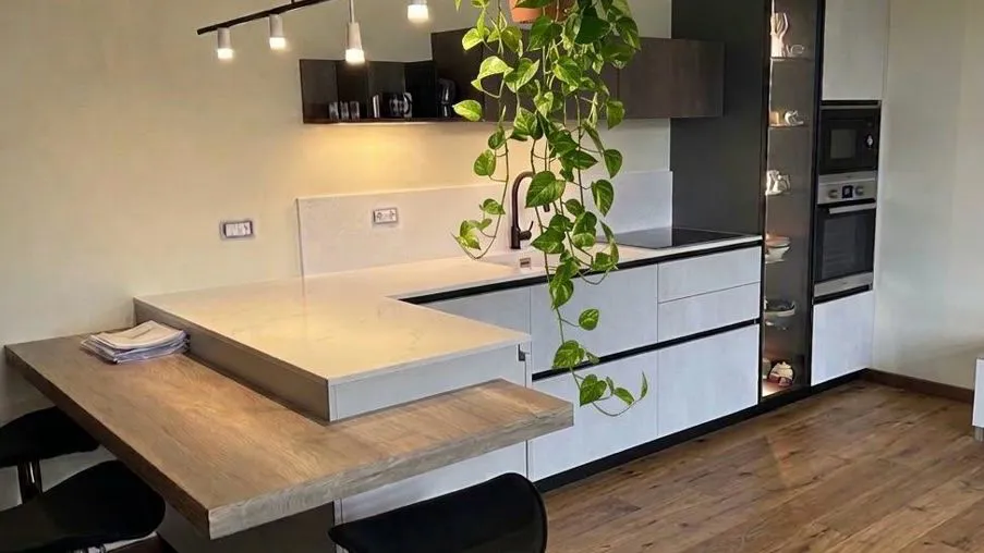Cucina d'ispirazione industrial con banco snack