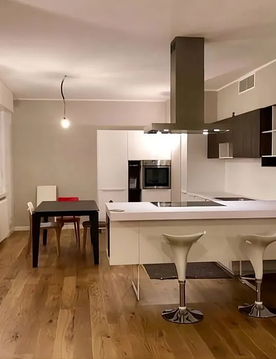 Cucina dal taglio squadrato con cappa a vista
