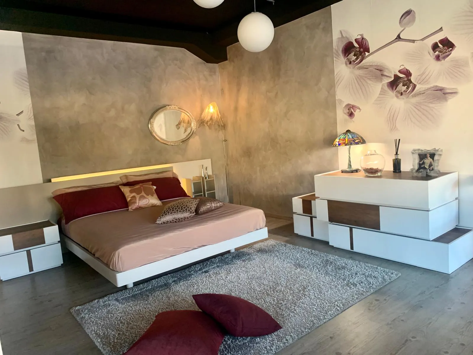 Camera da letto padronale tra geometrie asimmetriche e dettagli d'atmosfera