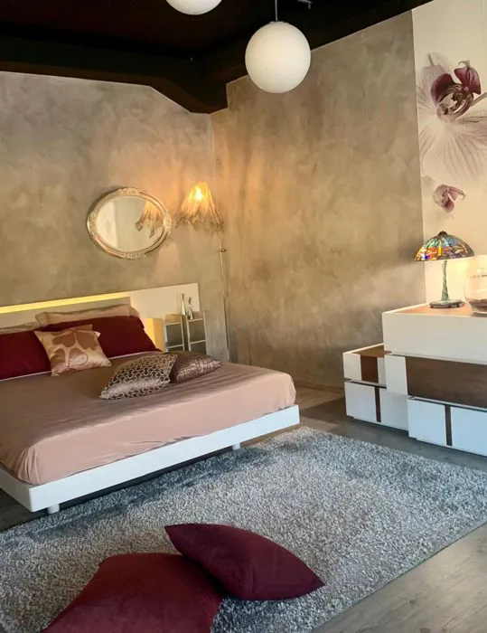 Camera da letto padronale tra geometrie asimmetriche e dettagli d'atmosfera